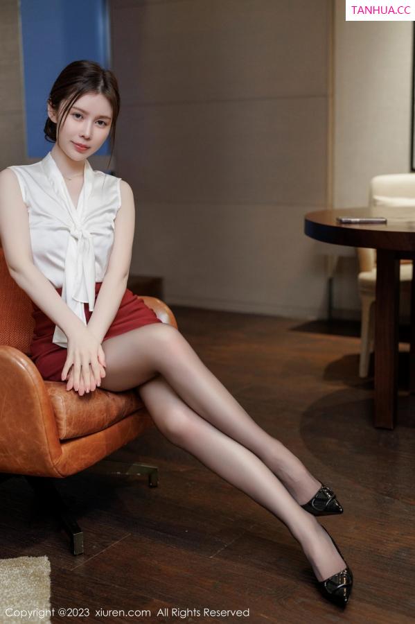 吴雪瑶  [XiuRen]高清写真图 2023.05.12 No.6727 吴雪瑶 短裙美腿第2张图片